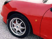 ...gli aggressivi cerchi in lega Kosei Racing Seneka 6,5J x15"